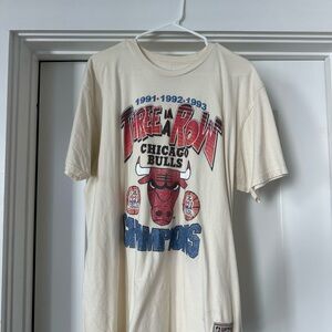 Mitchell & Ness Cream Chicago Bulls Tee